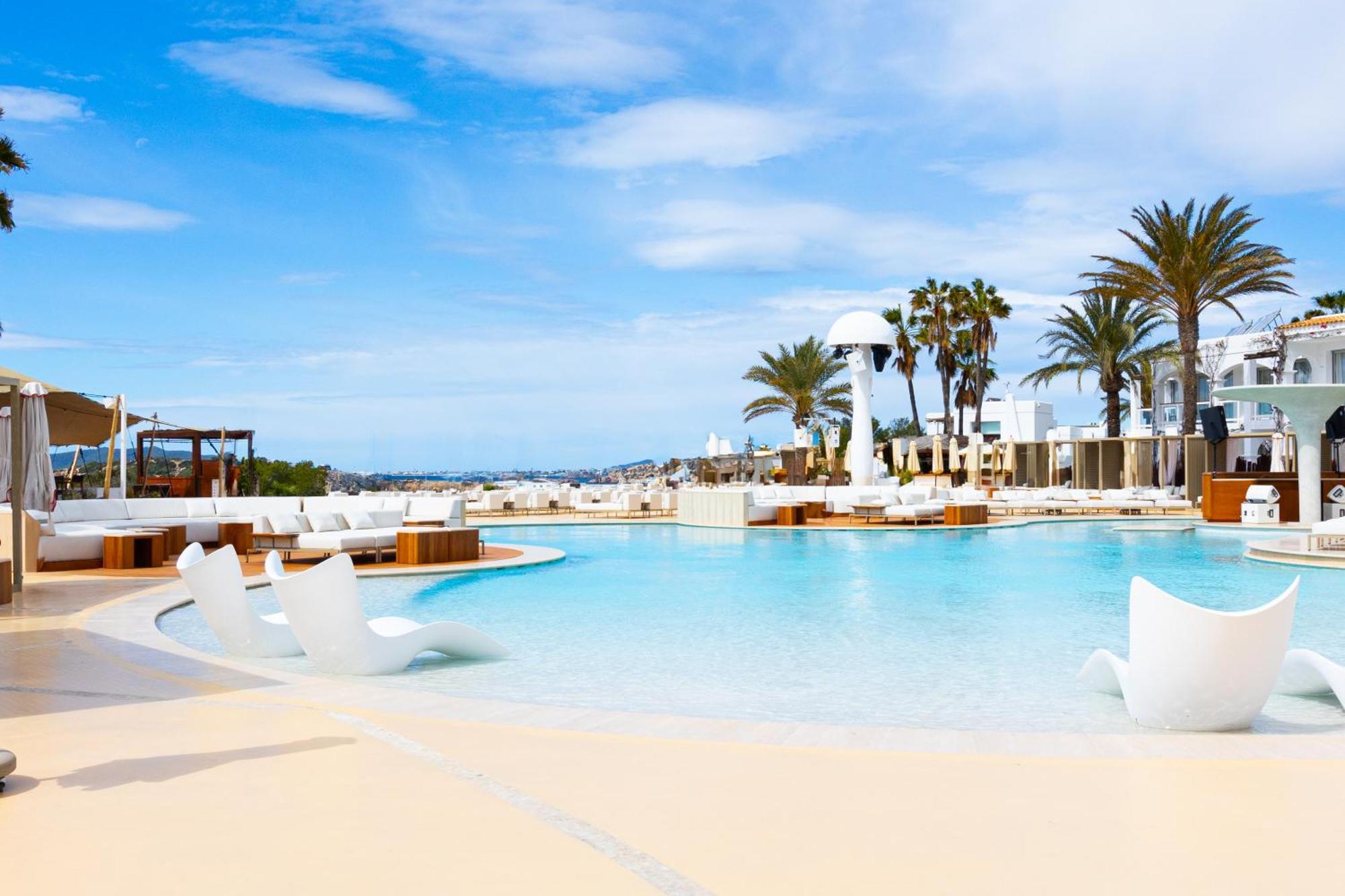 منتجع ديستينيو باتشا Playa De Talamanca المظهر الخارجي الصورة