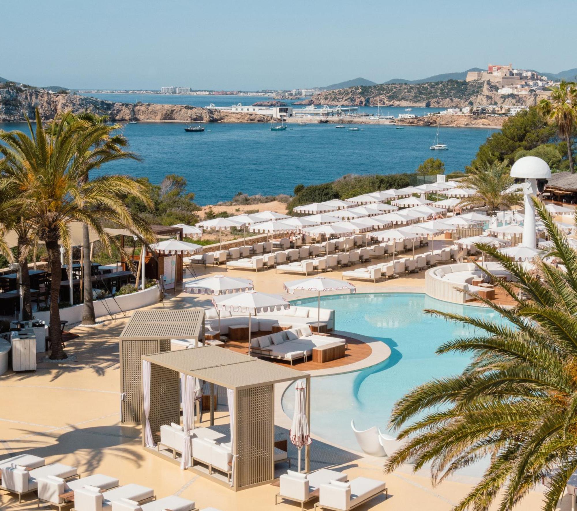 منتجع ديستينيو باتشا Playa De Talamanca المظهر الخارجي الصورة